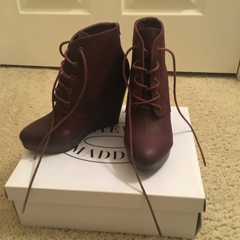 Steve Madden burgundy wedge booties